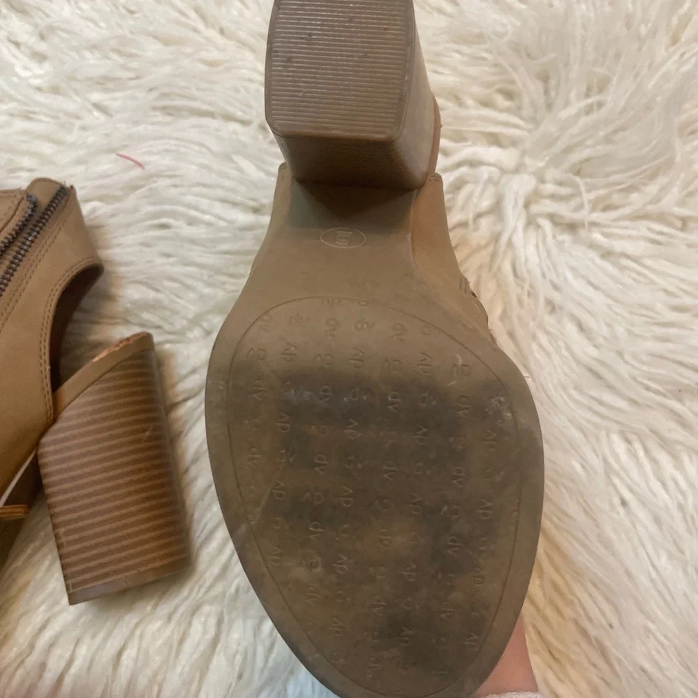 DOLCE VITA Womens Peep Toe Block High Heel Suede Zipper Ankle Booties Tan Size 6